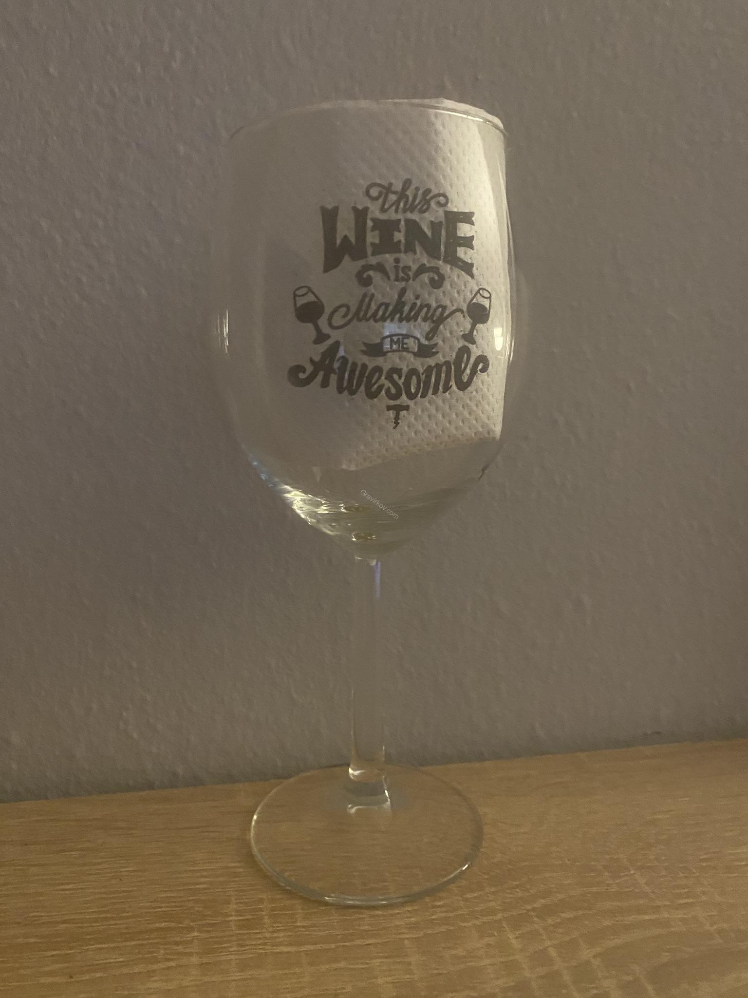 Gravírovaná sklenice na víno - design 1