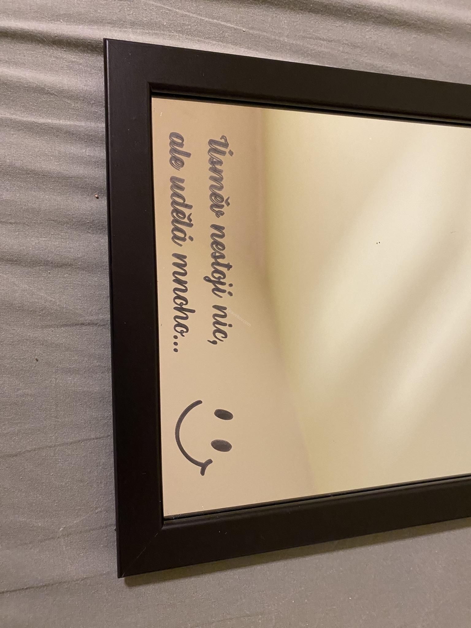 Gravírované zrcadlo v rámu - Úsměv