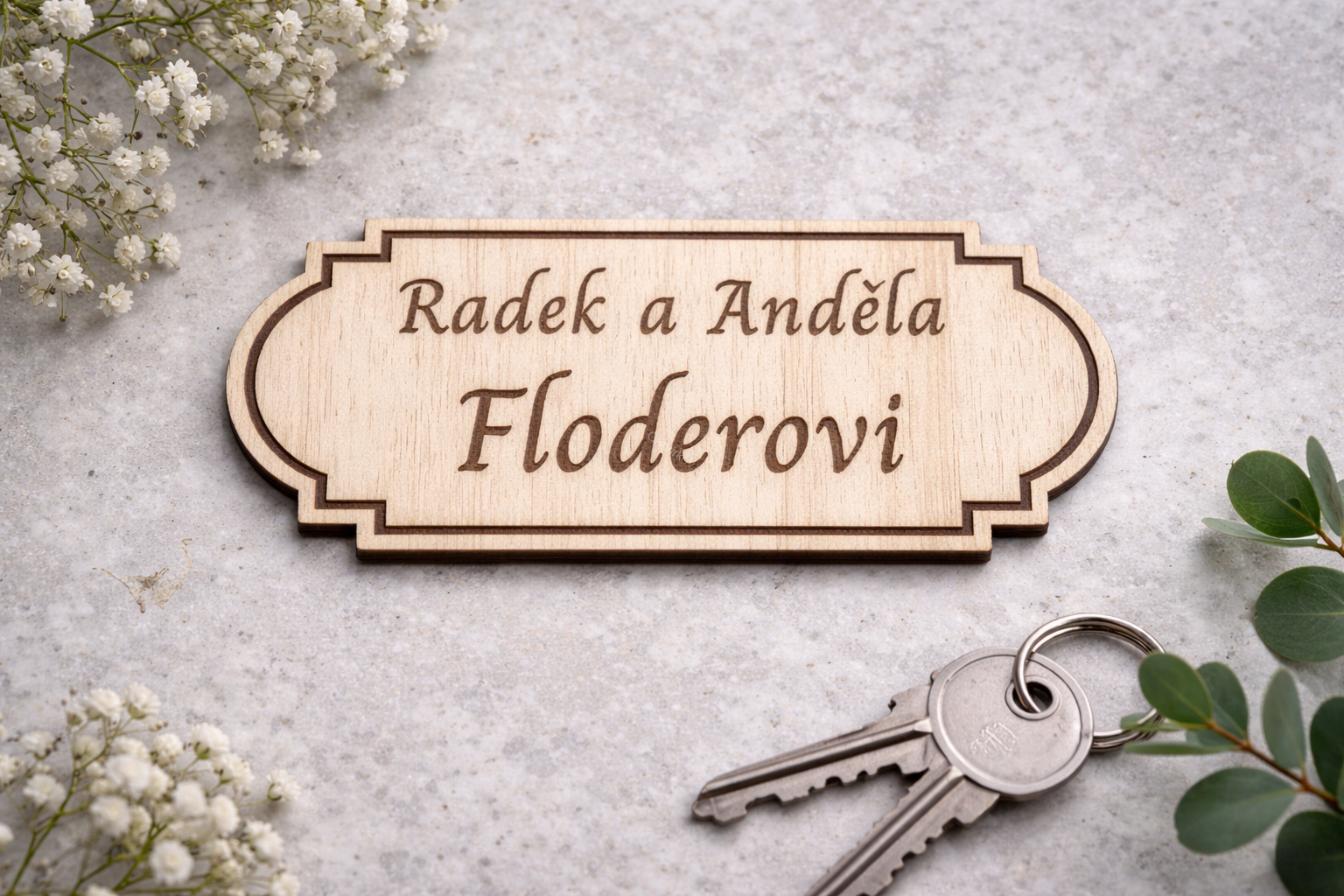 Dřevěný štítek se jménem na dveře nebo poštovní schránku – jmenovka z březové překližky