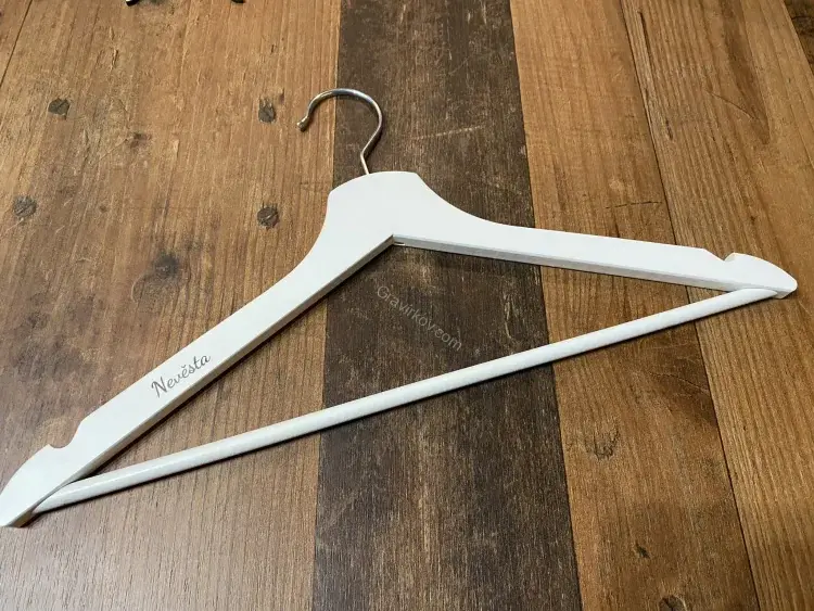 Gravírované ramínko na svatbu 