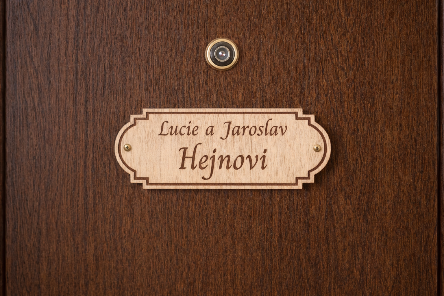 Dřevěný štítek se jménem na dveře nebo poštovní schránku – jmenovka z březové překližky
