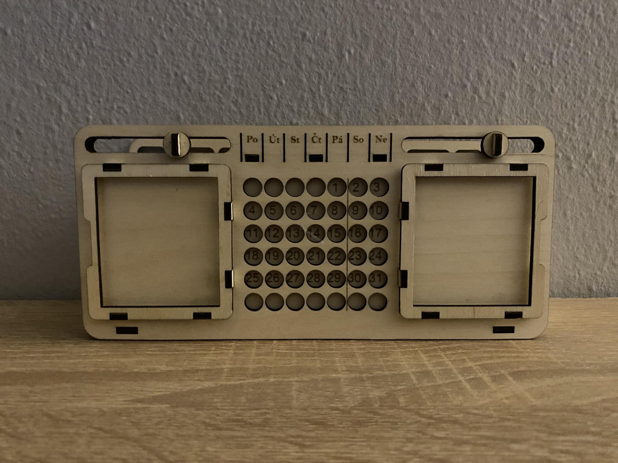 Držák na propisky na stůl s kalendářem a fotkami 