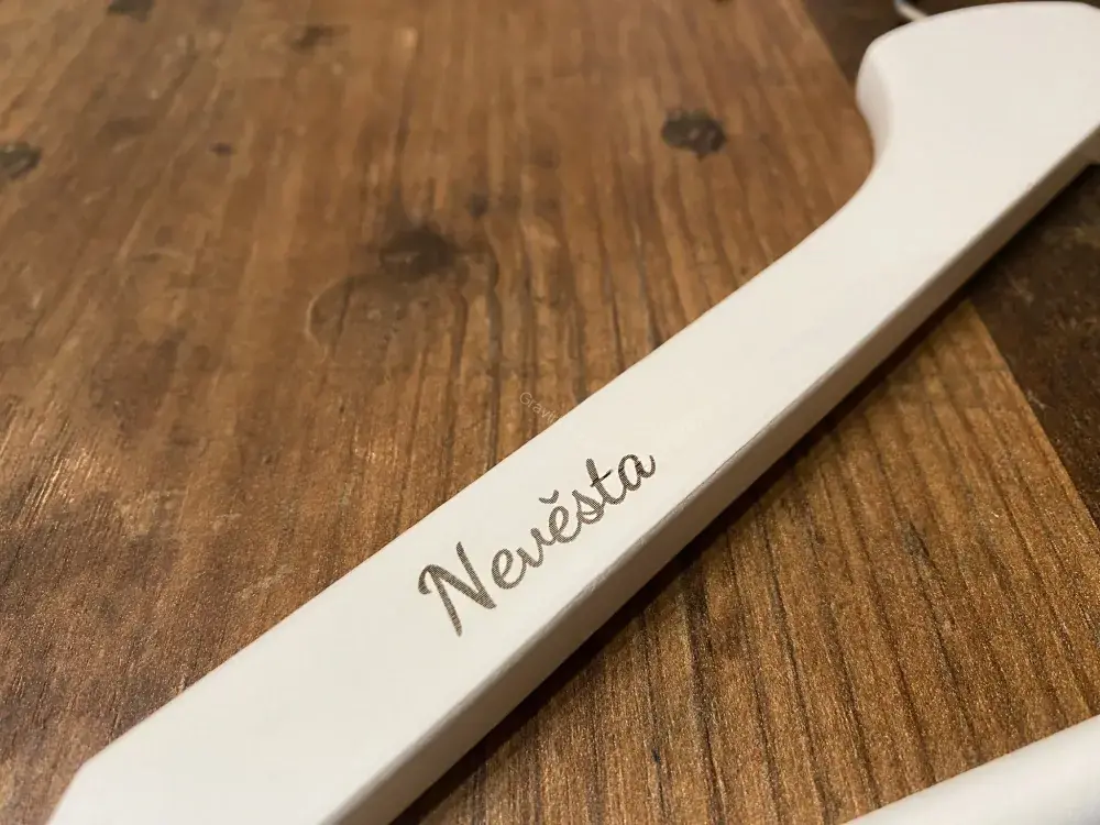 Gravírované ramínko na svatbu 