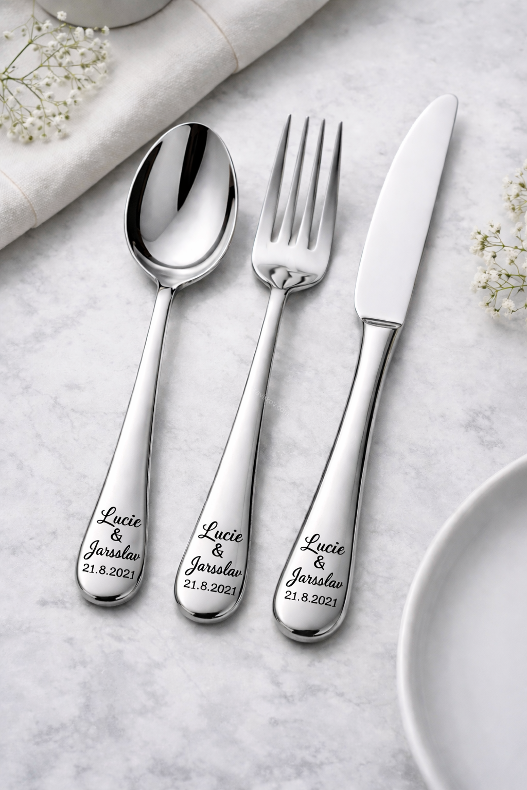 Sada svatebních příborů s vlastním gravírem – personalizovaný dárek pro novomanžele
