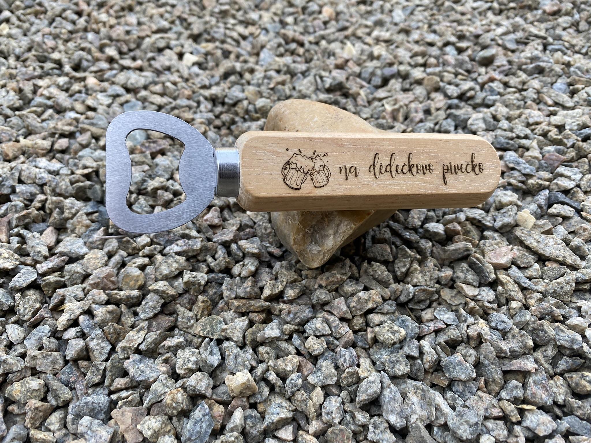 Gravírovaný otvírák na pivo