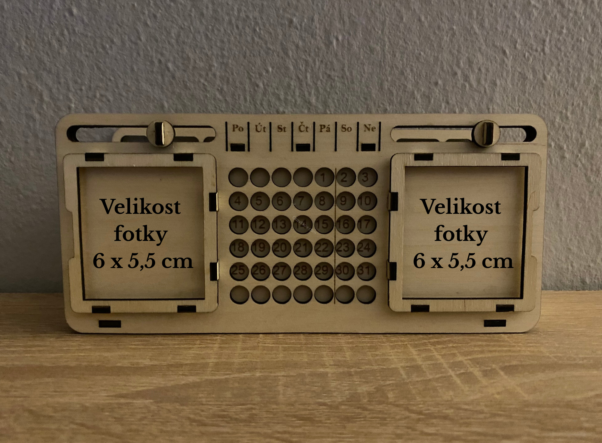 Držák na propisky na stůl s kalendářem a fotkami 