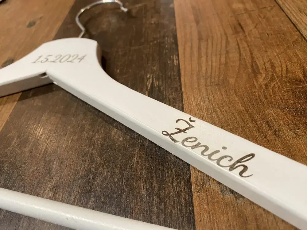 Gravírované ramínko na svatbu 