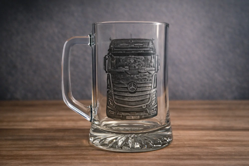 Gravírovaný skleněný krýgl na zakázku – vlastní design i fotografie (300 / 500 ml)