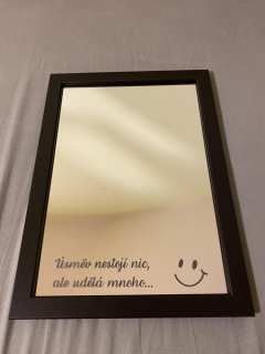 Gravírované zrcadlo v rámu - Úsměv