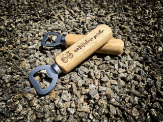 Gravírovaný otvírák na pivo